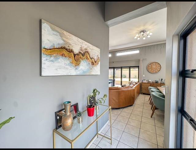 3 BEDROOM HOUSE FOR SALE IN MIDSTREAM HILL